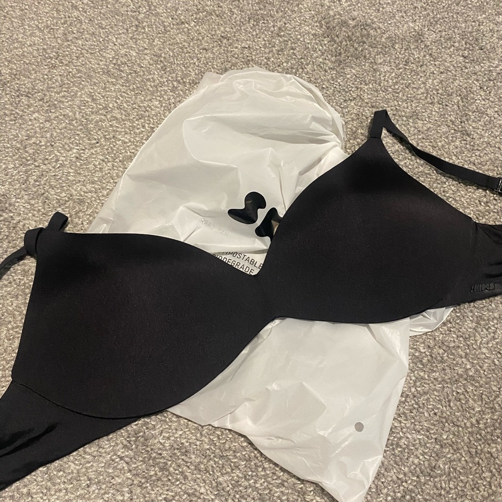 SKIMS WIRELESS FORM PUSH-UP PLUNGE BRA | ONYX